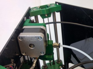 Connect the Bowden tube to the extruder. Simply push the bowden tube into the pneumatic fitting.